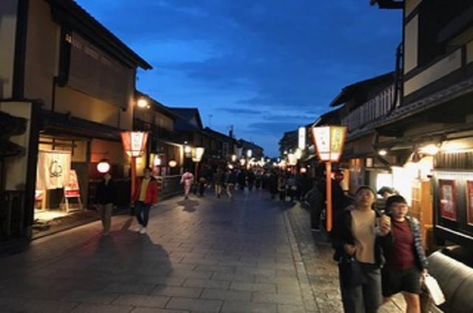 Kyoto Temple, Shrine, Geiko &amp; Sake Private Tour