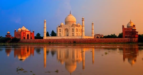 Mumbai to Agra and Taj Mahal Private 2-Day Tour with Return Flight
