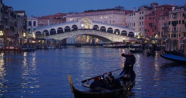 Gondola ride with romantic serenade and dinner