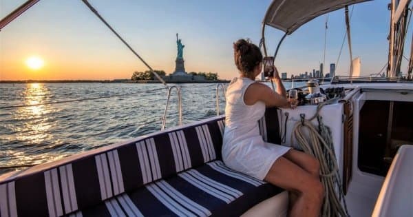 Private Luxury Sailing Tour: Champagne & Outdoor Dining by the Statue of Liberty